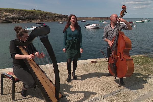 Elodie Jaffré gant sonerien an abadenn "Kanour noz"