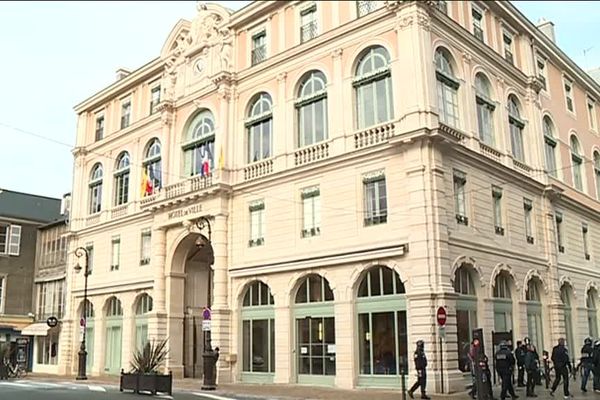 La mairie de Pau où une délégation de jeunes Gilets jaunes a été reçue ce matin par François Bayrou.