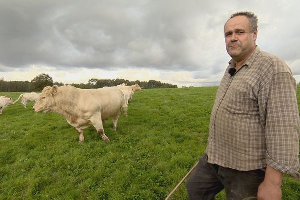 Robert Vantan dans son champ