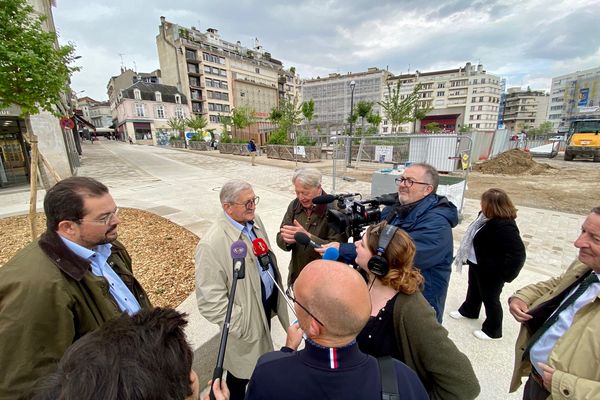 Le maire de Limoges Emile-Roger Lombertie présente travaux place de la République le 21-04-2022