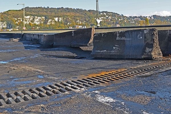 Au premier plan : les joints dits à peigne 