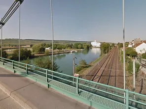 La Marne s'écoulant sous le pont de Dormans, à la frontière avec l'Aisne.