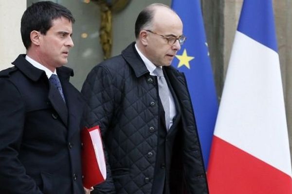 Le Premier Ministre Manuel Valls et son ministre de l'intérieur Bernard Cazeneuve