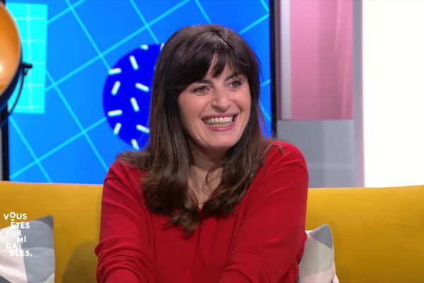 Sandrine Sarroche présente son spectacle et parle de sa carrière, lundi 15 mai 2023, sur le plateau de "Vous êtes formidables".