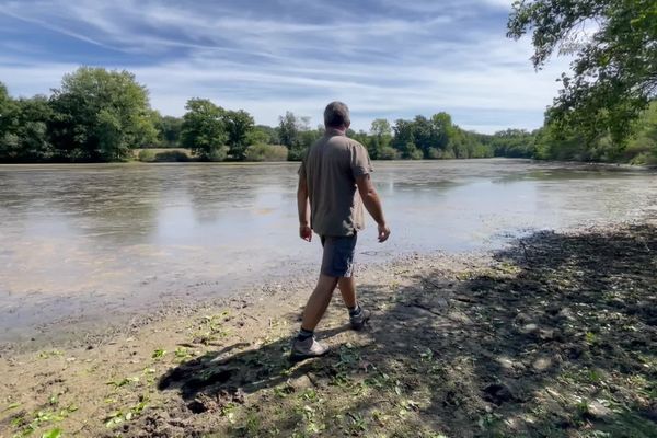 Cyril Denderes, pisciculteur en Saône-et-Loire, constate le recul du niveau d'eau de son étang.