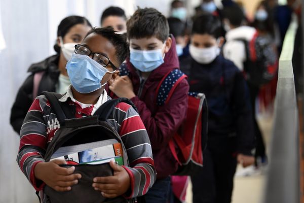 Des élèves portant un masque à l'école.