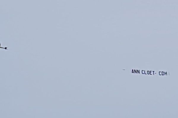 Le message annoncé par l'avion est sobre "Anne Cloet - CDH"