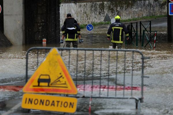 Route coupée au sud d'Orléans suite aux inondations, le 31 mai 2016