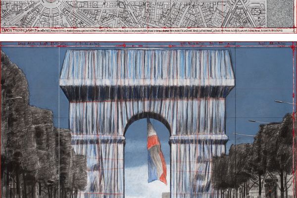 Le projet d'Arc de Triomphe empaqueté, imaginé en 2019, va voir le jour en septembre 2021, un an après la disparition de celui qui l'a imaginé, Christo.