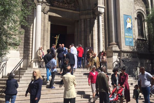 Les paroissiens de l'église Saint-Pierre d'Arène à Nice sont sortis dans le calme à la fin de la messe de Pâques.