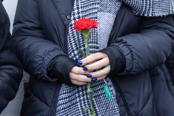 Recueillement après un féminicide en Italie. Image d'illustration.