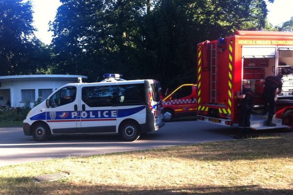 La cellule de risques technologique et chimique des pompiers a été dépêchée sur place, et la police a établi un périmètre de sécurité.