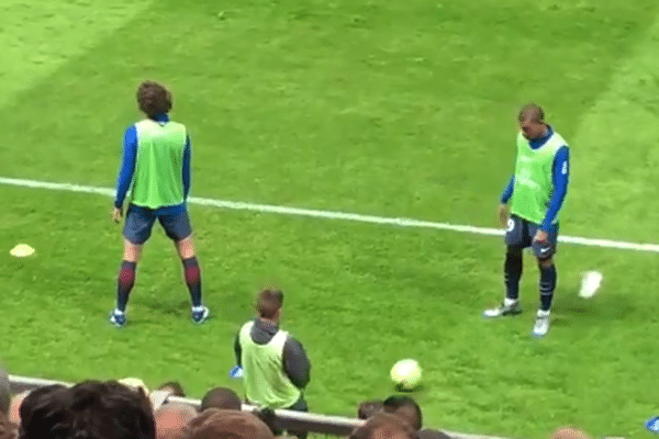 Kylian Mbappé à l'échauffement avec le jeune Tom lors du match face à Amiens SC le vendredi 4 mai 2018