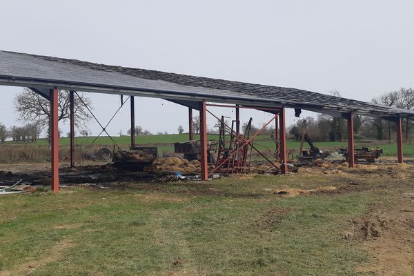 Ce qu'il reste du hangar qui a brulé ce dimanche 24 mars à Reterre (23).