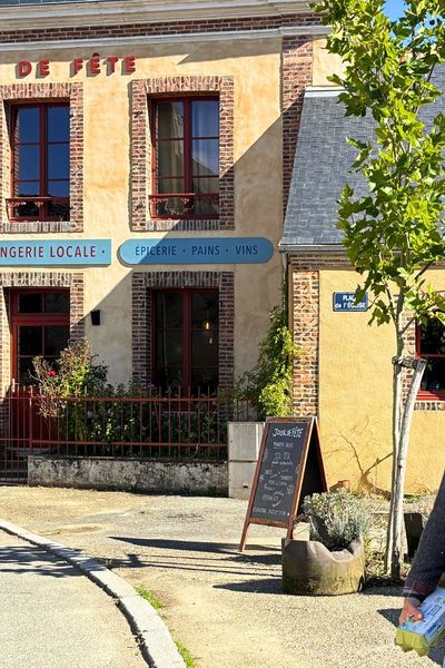 Depuis 2022, "Jour de fête", une mangerie locale fondée par Raphaële Yon-Araud, a insufflé une nouvelle dynamique au petit village sarthois de Valennes, qui compte 300 habitants