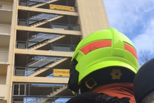 Les sapeurs pompiers vont gravir la tour d'entraînement de la caserne.