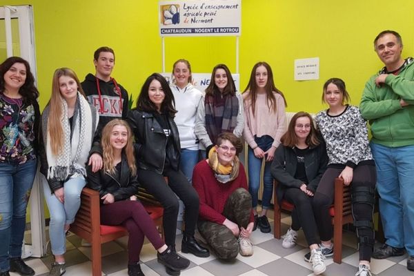 L'équipe de tournage du film sur l'illettrisme avec les secondes du lycée de Nermont à Nogent-le-Rotrou.