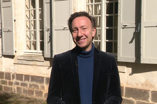 L'animateur de télévision, Stéphane Bern, est candidat aux élections municipales partielles de la commune d'Eure-et-Loir dans laquelle il habite.