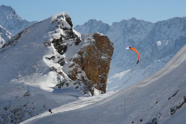 Johann Civel à l'assaut en snowkite du couloir nord-ouest des Trois-Évêchés, dans les Hautes-Alpes.