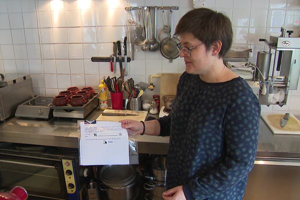 Natacha a emballé la lettre de menaces dans du plastique pour aller porter plainte.