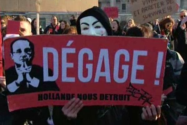 Place de la République à Lille, quelques 200 personnes ont manifesté contre la politique du président de la République, François Hollande.