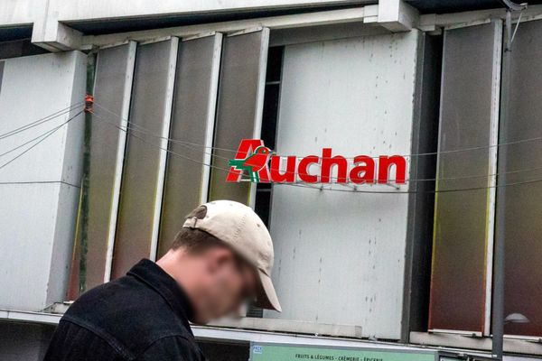 Auchan a présenté mardi 5 novembre 2024 à ses représentants du personnel un projet de plan social menaçant un total de 2.389 emplois en France.