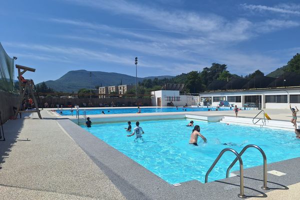 Gard - La piscine municipale du Vigan, ouverte gratuitement, durant la canicule - juillet 2024.