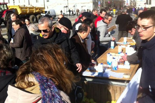 Des agriculteurs ont organisé un grand barbecue dans le centre de Tours, le 6 février 2016. Ils proposaient de la viande, du lait ou encore des pommes directement aux consommateurs.