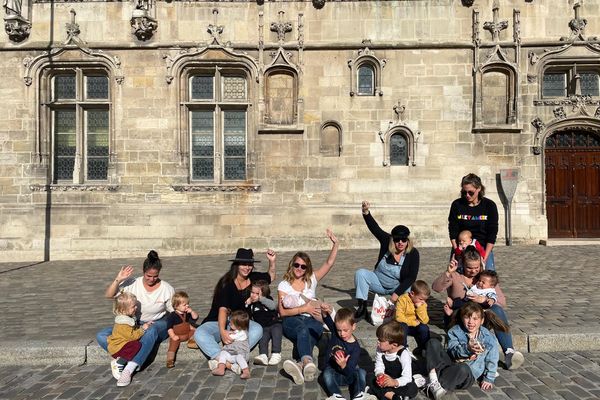 Photo prise mercredi 21 septembre devant l'hôtel de Ville de Compiègne.