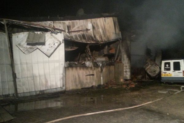 L'atelier de réparation mécanique et carrosserie a été entièrement détruit par les flammes.