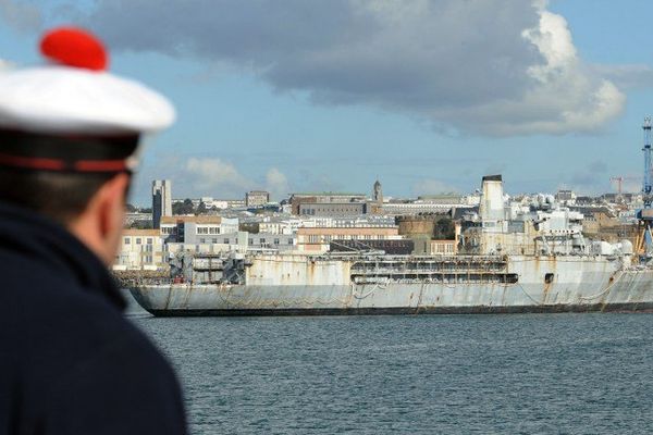 Un marin regarde l'ex porte-hélicoptères Jeanne d'Arc partir du port de Brest pour son dernier voyage vers Bassens où il sera démantelé. 11/10/2014 