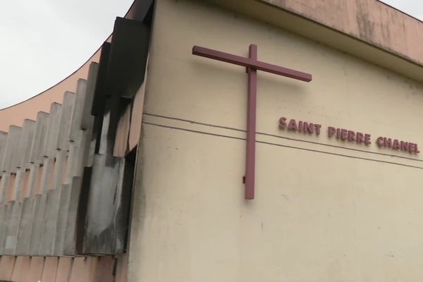 Feux de voitures la nuit dernière à Rillieux la Pape, les stigmates ce matin, notamment sur la façade de l'église Saint Pierre Chanel - 4/10/20