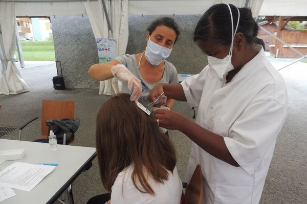 Un laboratoire indépendant a analysé les cheveux de 76 enfants et 6 adultes pour une recherche ciblée des métaux, métaux lourds et terres rares. 