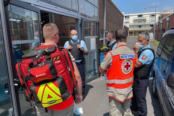 Le maire du Tréport et la Croix-Rouge ont ouvert un gymnase, où les 48 migrants ont pu déjeuner.