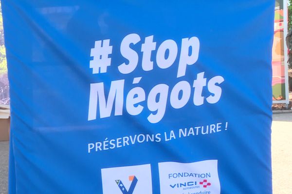 Distribution de cendriers et information, l'opération "Stop mégots"  fait de prévention auprès des automobilistes sur l'aire d'autoroute de Vidauban, entre Marseille et Nice.