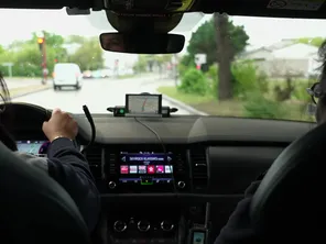 L'ambulancière et l'infirmière sont en route pur une intervention liée à un problème de santé jugé non vital.