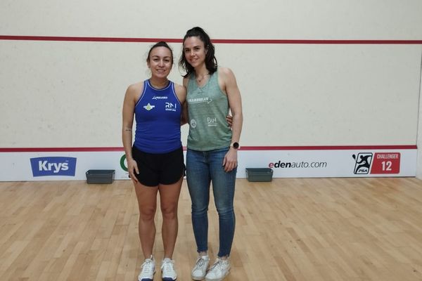 Elise Rambo (en bleu) et Enora Villard sont joueuses professionnelles de squash, le 24 octobre 2024, en Haute-Vienne. Elles participaient à l'Open International de squash féminin, du 22 au 26 octobre 2024, au Country Club de Couzeix (Haute-Vienne).