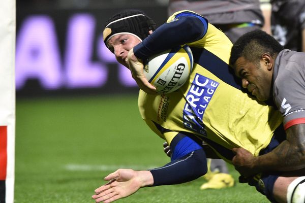 Arthur Iturria qui débute le match Harlequins-ASM Clermont Auvergne comme troisième ligne centre est la surprise de la composition dévoilée par Franck Azéma.