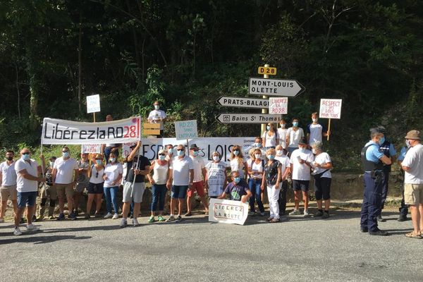 Les riverains du hameau de Prats Balaguer (Pyrénées-Orientales) ont manifesté samedi 14 août.