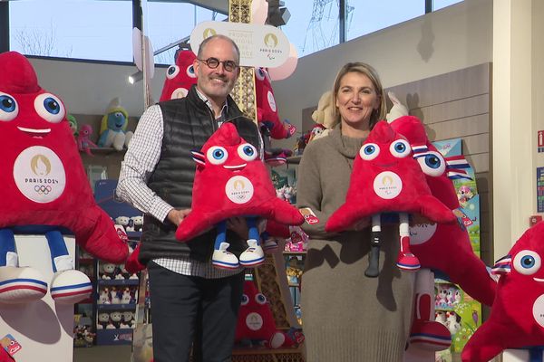 Stephen Callahan (gauche) et Sandra Callahan (droite) sont les deux dirigeants de la PME familiale normande Gypsy Toys. L'entreprise est l'une des deux entreprises françaises choisies pour concevoir les peluches de la mascotte des Jeux Olympiques et Paralympiques de Paris 2024.