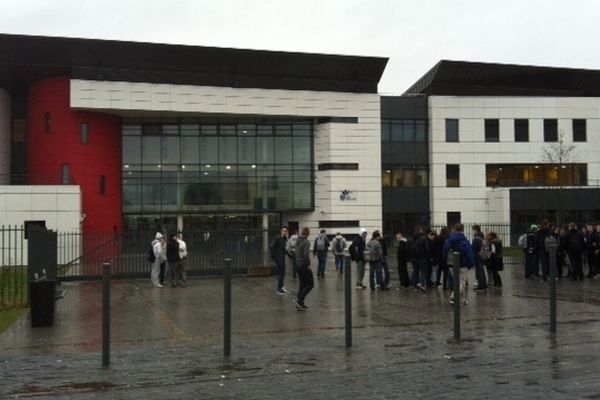 Le lycée Pierre et Marie Curie à Aulnoye-Aymeries où ont eu lieu les faits. 