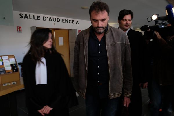 Frédéric Péchier en mars 2017 au palais de justice de Besançon avec ses avocats.