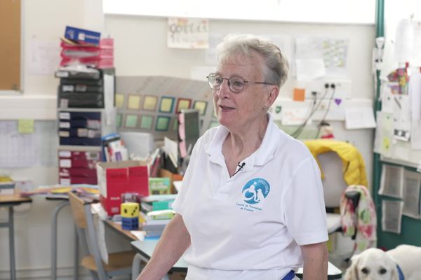 Christine Dupuis amiénoise, vice-présidente de l'association Handi'chiens à Amiens, choisie pour porter la flamme paralympique 2024.