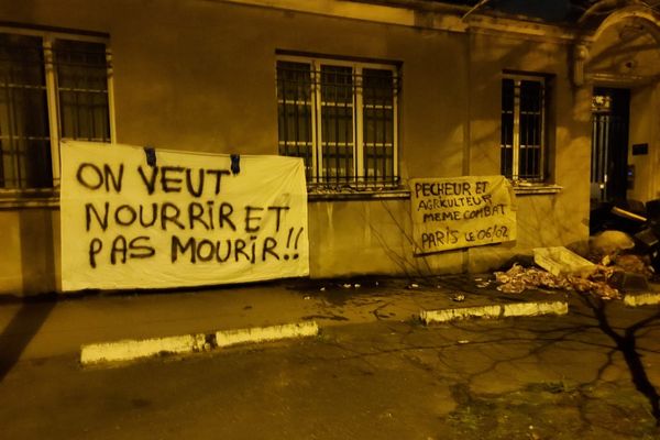 "Pêcheurs et agriculteurs, même combat" sur la banderole des pêcheurs en action devant la Dirm Namo à Nantes