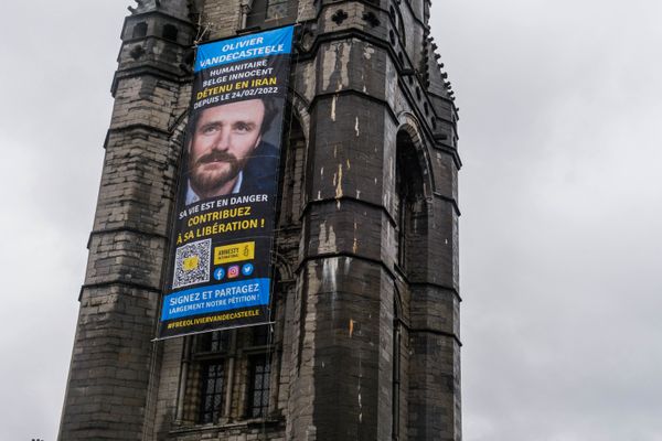 Le visage d'Olivier Vandecasteele désormais affiché sur le beffroi de Tournai. Il a été emprisonné en Iran il y a près d'un an.