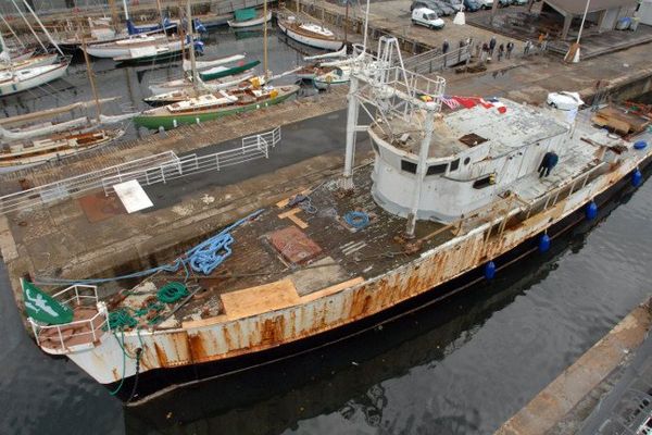 La Calypso en 2007, recouverte de rouille contre un quai du musée maritime de La Rochelle.