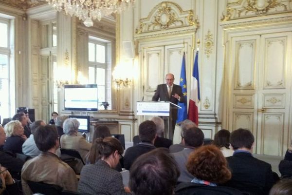 Le député-maire de Caen Philippe Duron présente à la presse le rapport de la commission Mobilité 21, Paris, 27 juin 2013