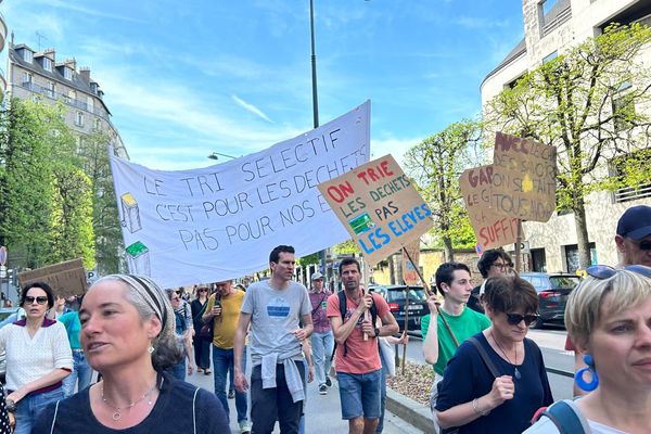 Les parents d'élèves et les enseignants dans la rue contre le choc des savoirs à Rennes, ce 13 avril 2024