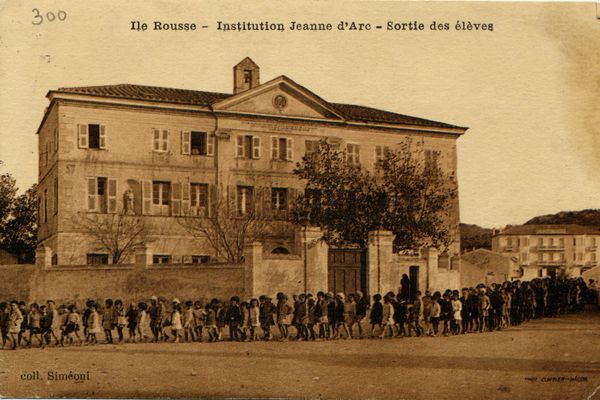 Île-Rousse (Haute-Corse) : grâce à la Mission Patrimoine (2020) l'ancien couvent des Filles de Marie va être restaurée pour abriter l'Office du Tourisme.