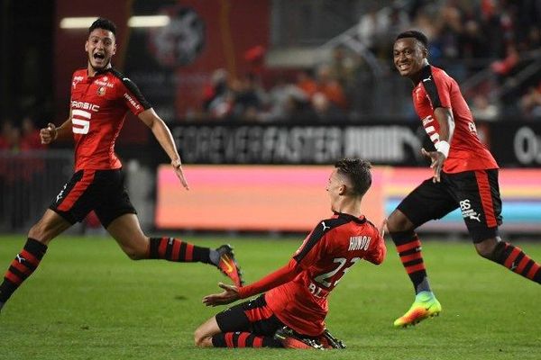 Le milieu de terrain rennais Adrien Hunou (au centre) après son but face à Marseille - 21/09/2016